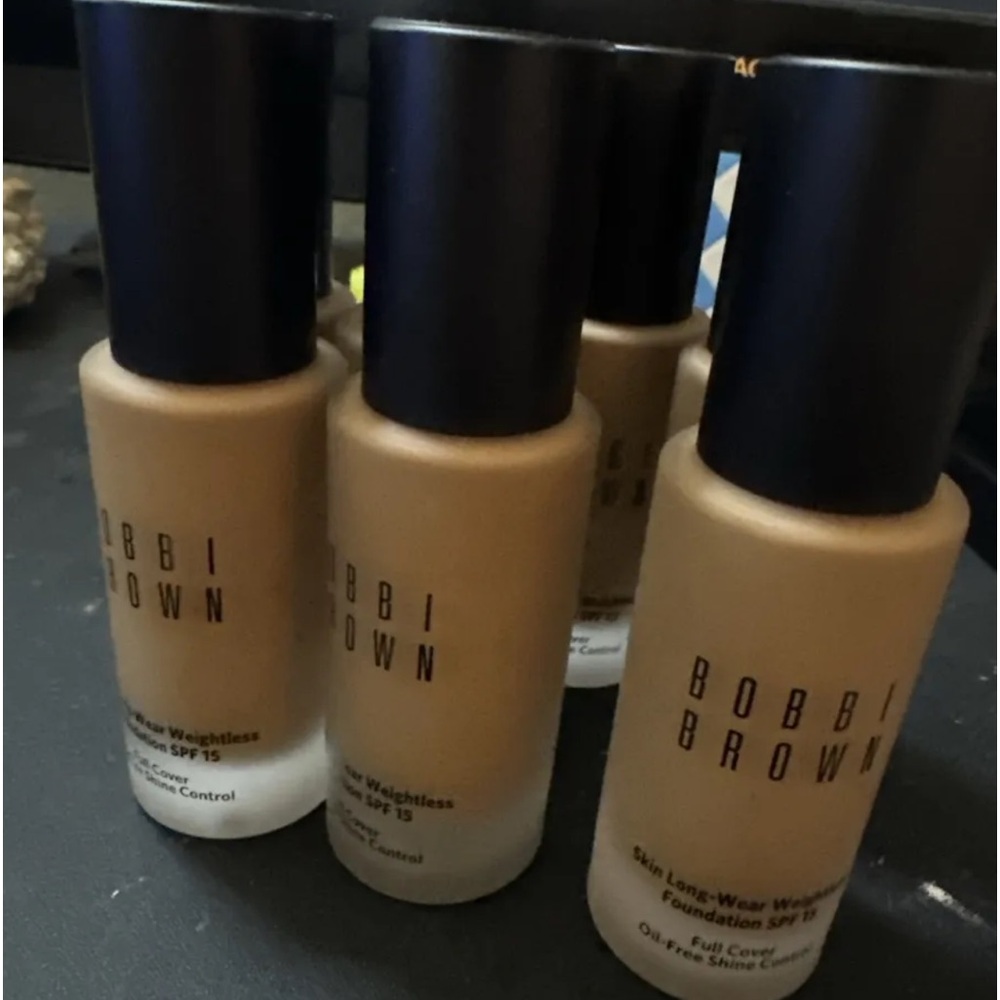 Bobbi Brown Skin Long-Wear Weightless Foundation SPF 15  N-070 Neutral Golden